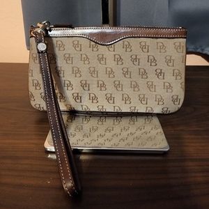 Dooney & Bourke Cluth Wristlet